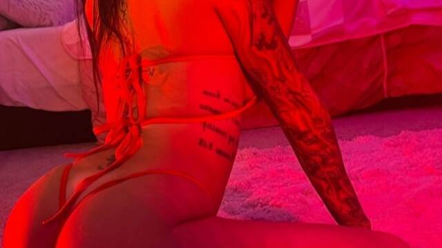 Bianca, masajista erótica brasileña tatuada en Macarena, Sevilla